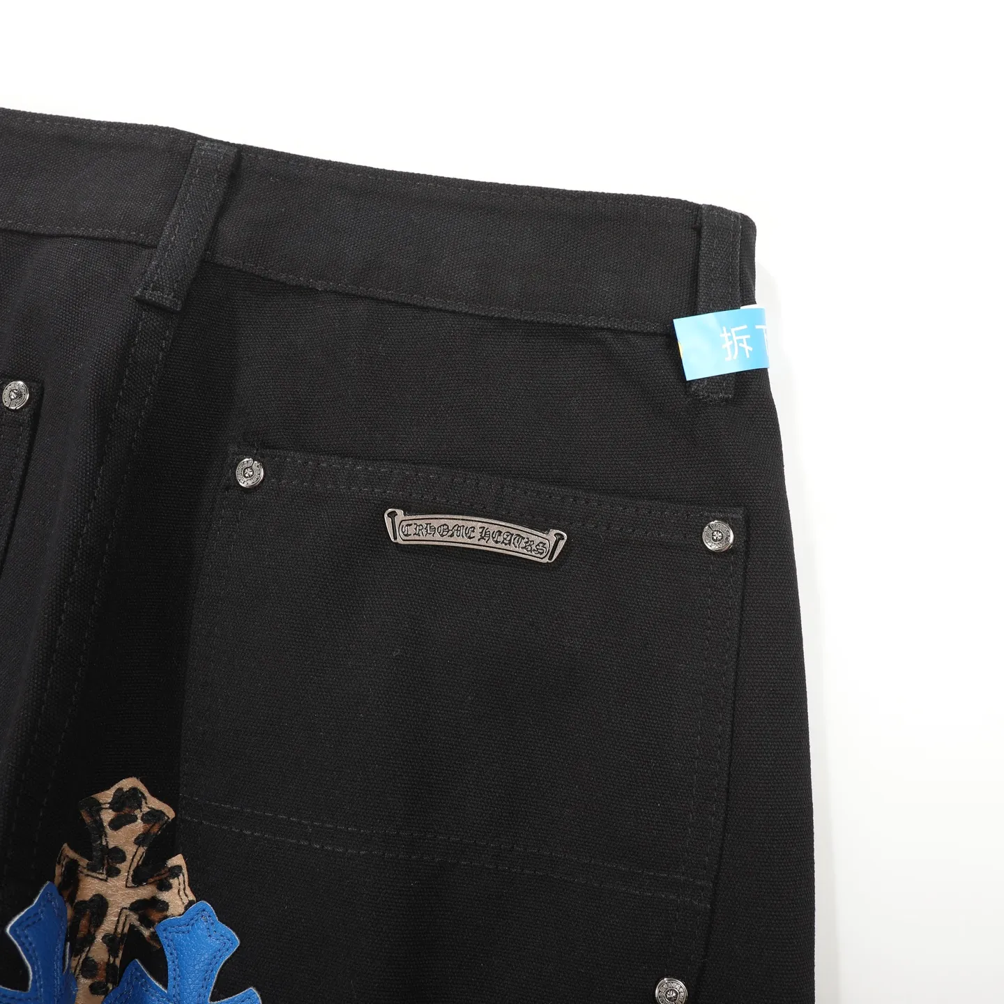 P280 𝐂𝐡𝐫𝐨𝐦𝐞 𝐇𝐞𝐚𝐫𝐭 Kroxin 25SS workwear logging Klein blue leather patchwork limited edition jeans. Kroxin’s pants are particularly outstanding in color design and stand out among similar products. It is made of beaded canvas fabric. After a complicated and delicate washing process, it feels very good when worn on the body and looks high-end and charming. The pants are three-dimensionally cut, with a crisp and stylish shape, smooth lines, and a high level of design. The hardware accessories on the pants are specially customized according to ZP standards. The beaded canvas fabric is originally thick, but after washing it becomes soft and breathable. The small leather label on the pants is specially designed, revealing unique creativity in a simple style. The production process is very exquisite, every stitching is neat and regular, and the details are handled particularly well, showing high quality. Moreover, these pants have a genderless design and can be easily worn by both boys and girls. They are perfectly in line with the current diverse and inclusive fashion trend and look good no matter how you wear them.  Size: S M L XL XXL (28.30.32.34.36) Color: Black